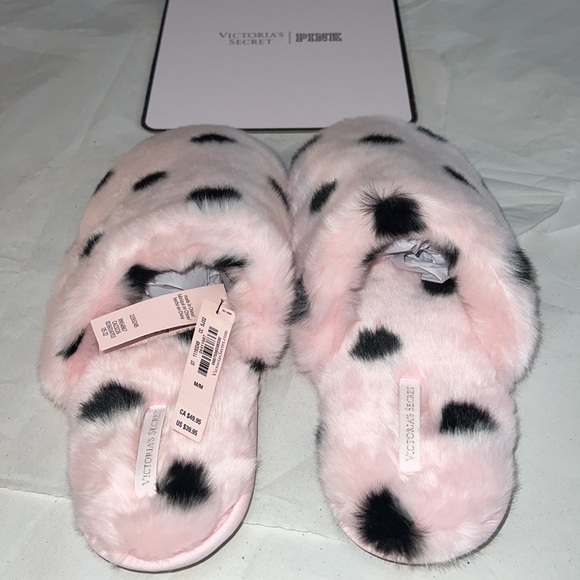 7/8 VICTORIA'S SECRET
Closed Toe Faux Fur Slipper - Picture 10 of 15